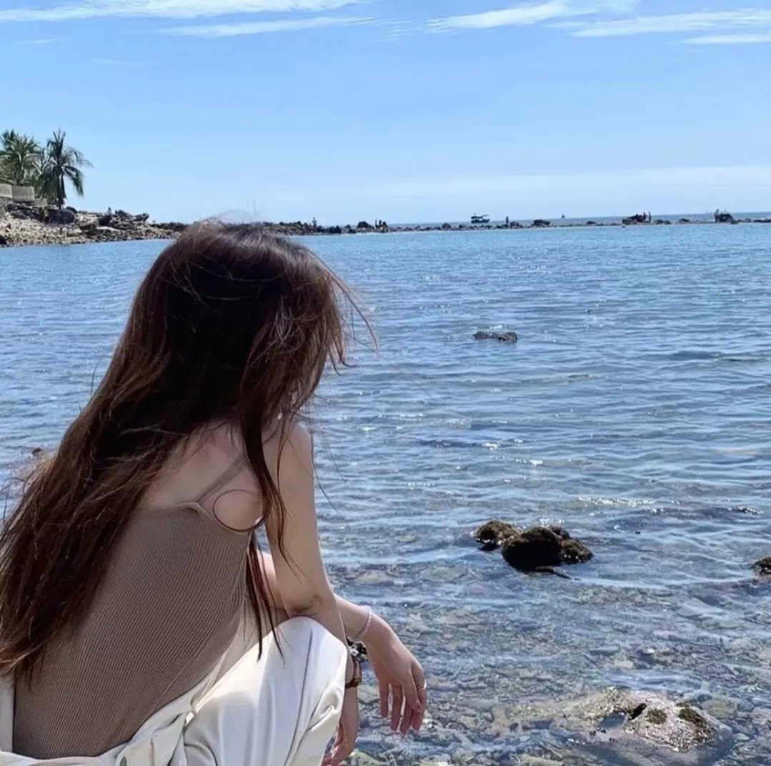 龙纹身的女孩